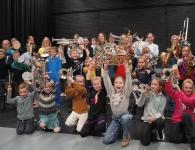 Enthousiaste kinderen beleven een muzikale middag in Opende
